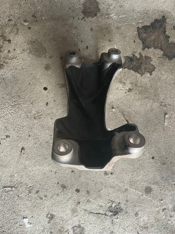 BMW G05 X5 3.0 Diesel B57D30A Engine Mount Bracket 6870750